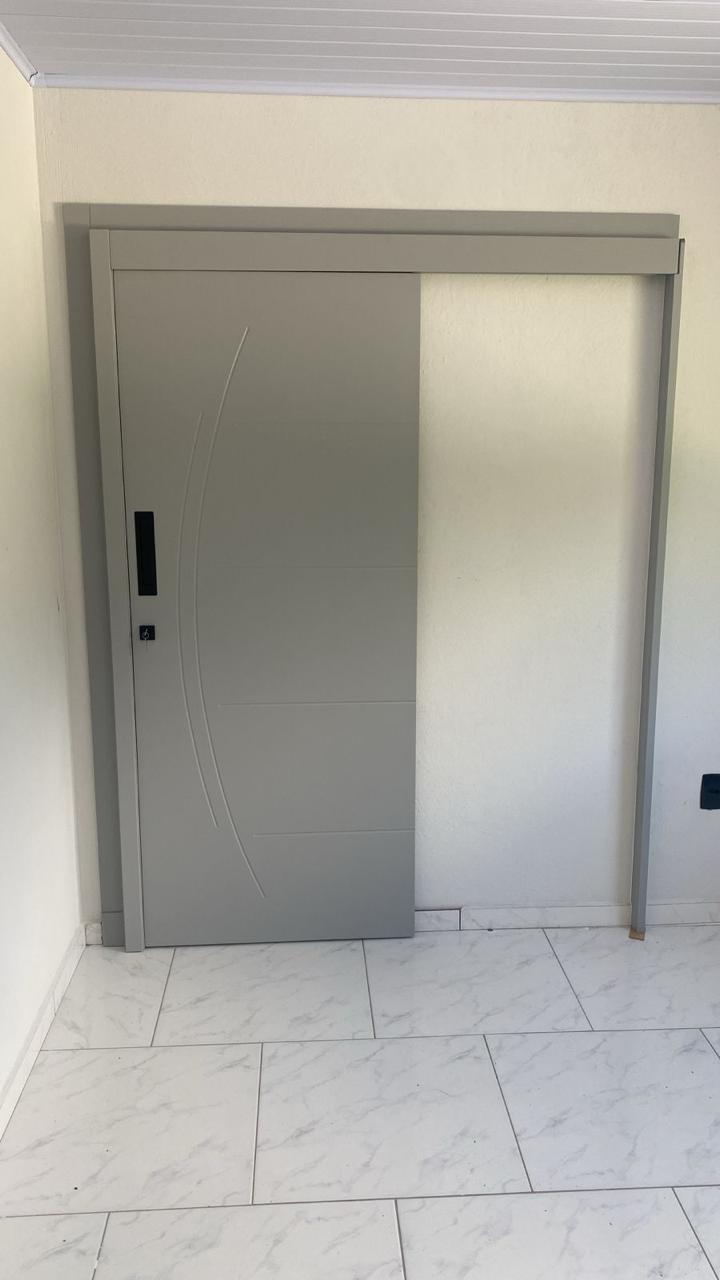Porta de Correr Cinza Platina Ferragens Pretas